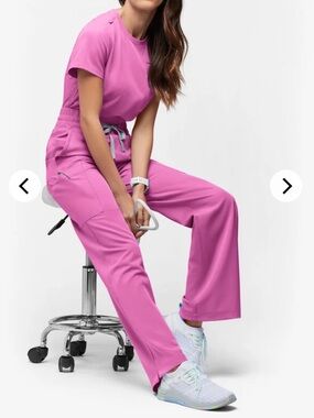 Resurge scrub set - magnetic pink